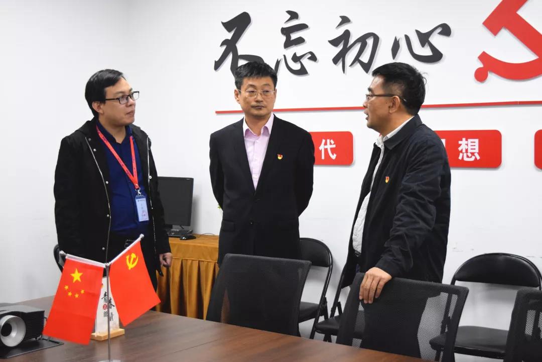 中共安陽市委網(wǎng)信辦主任路玉軍、副主任王曉萌等一行人蒞臨安陽青峰網(wǎng)絡指導工作