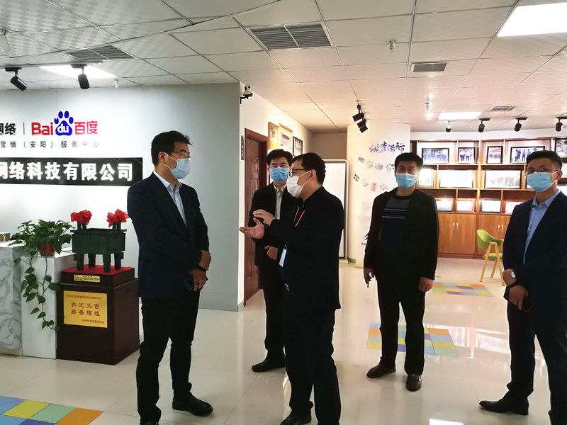安陽市商務(wù)局副局長張躍勇，攜同天津伍創(chuàng)電子商務(wù)有限公司李富民一行蒞臨安陽青峰網(wǎng)絡(luò)參觀指導(dǎo)?。? /></a></div>
                	<div   id=